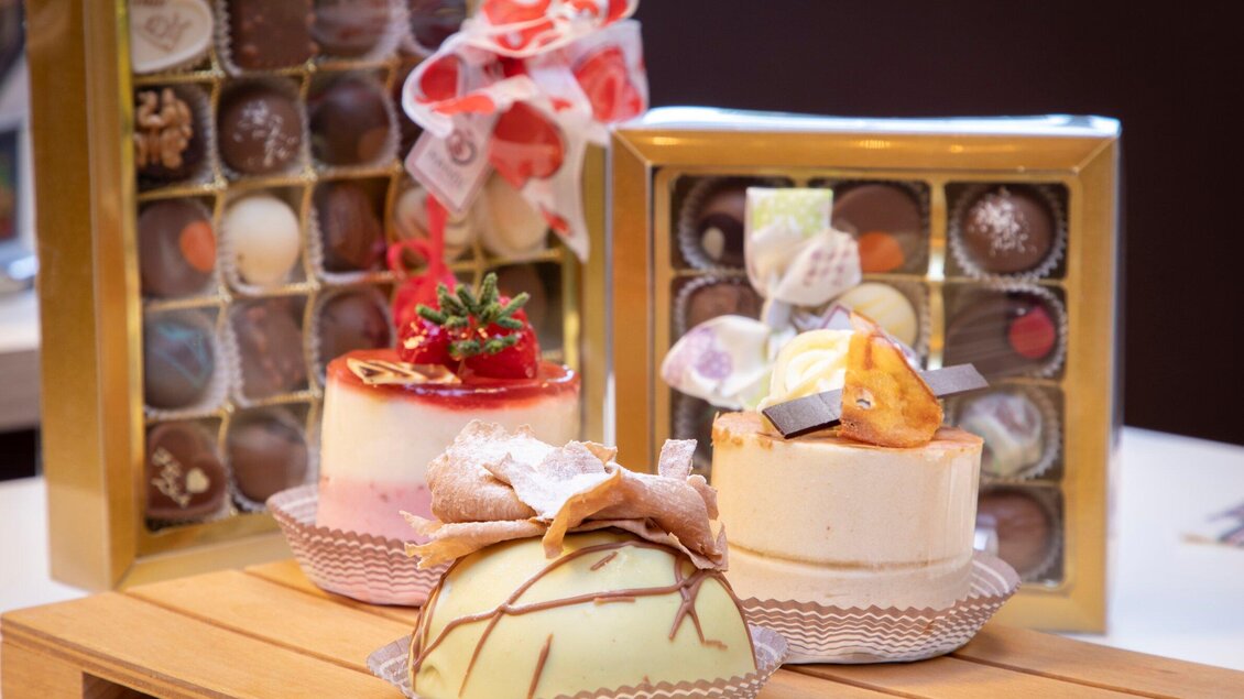 Ein leckerer Anblick von verschiedenen Torten und Pralinen. Die süßen Leckereien sind dekorativ angerichtet und laden zum Genießen ein. | © TV Region Graz - Lunghammer