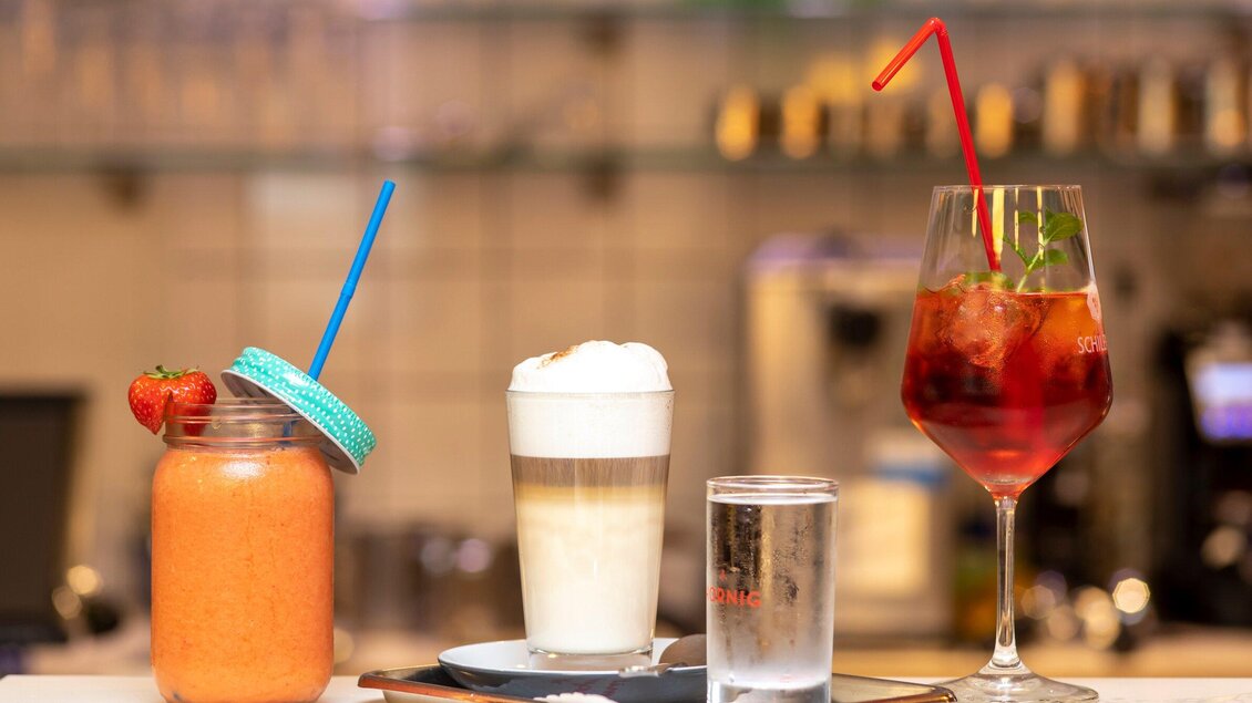 Drei verschiedene Getränke stehen auf einem Tisch. Dazu gehören ein fruchtiger Smoothie, ein Milchkaffee und ein erfrischender Cocktail. | © TV Region Graz - Lunghammer