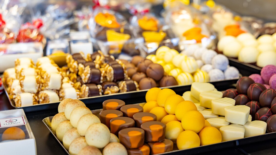 Verschiedenfarbige Pralinen und Konfekt in der Auslage der Konditorei Handl in Gratkorn. | © Region Graz, Harry Schiffer