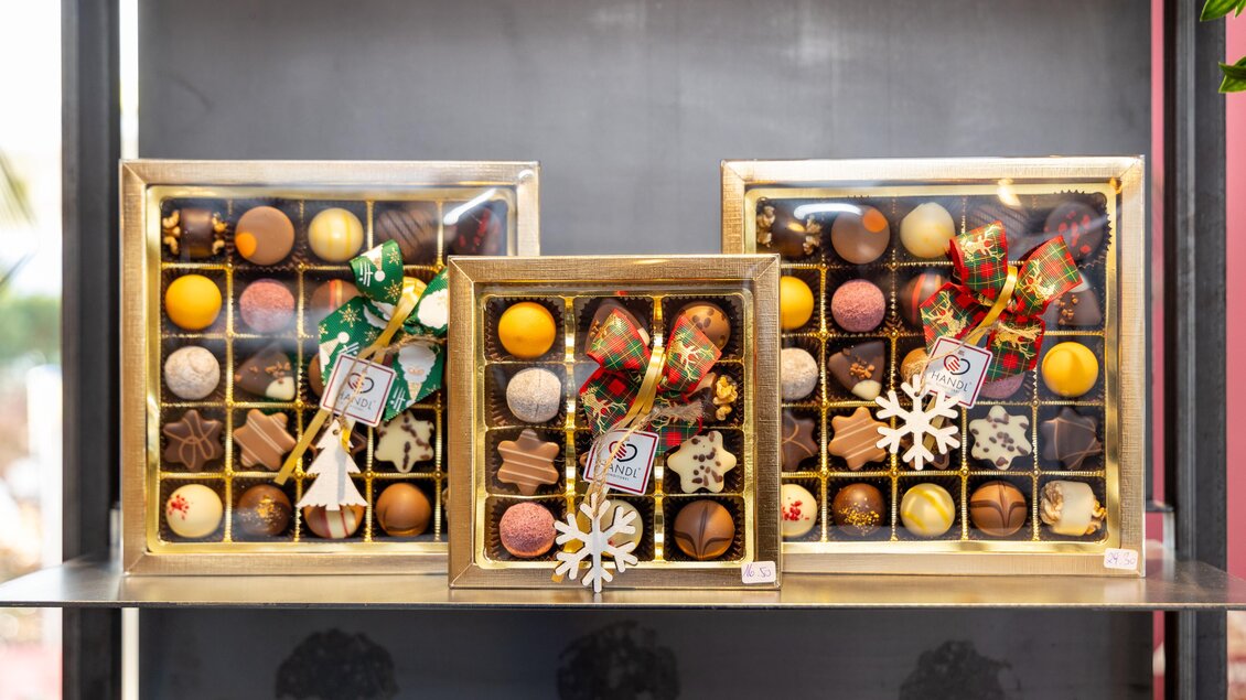 Drei weihnachtlich dekorierte Pralinenboxen in der Auslage der Konditorei Handl in Gratkorn. | © Region Graz, Harry Schiffer