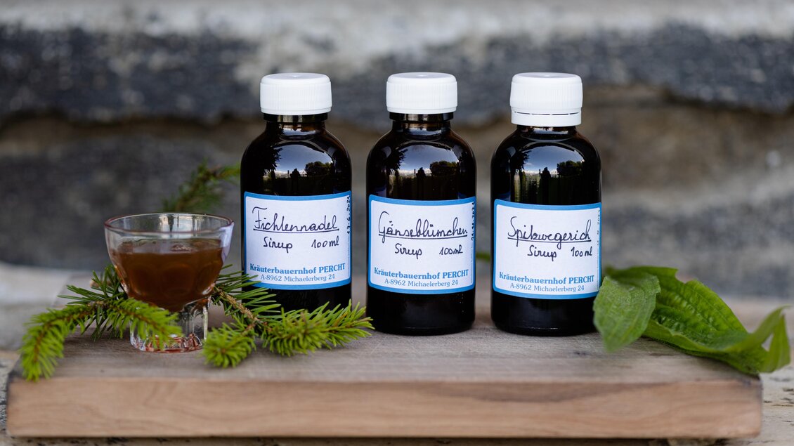 Verschiedene Sirupe, Kräuterbauernhof Percht | © Martina Siebenhandl