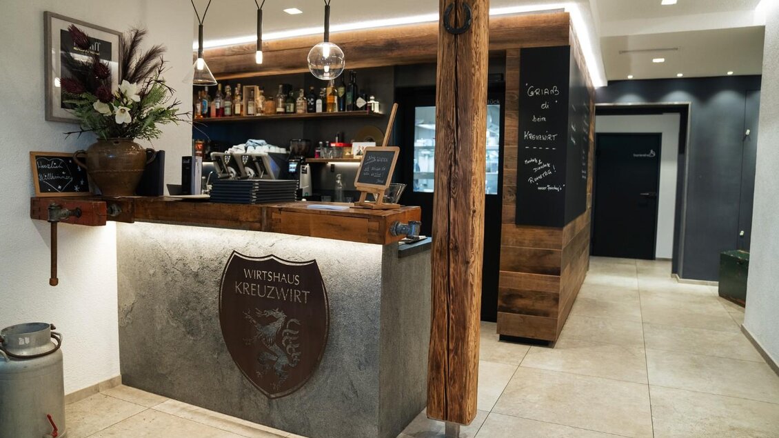 Moderner Empfangsbereich mit Holzdekor im Wirtshaus Kreuzwirt in Thal bei Graz. | © LukasMatsBrunner