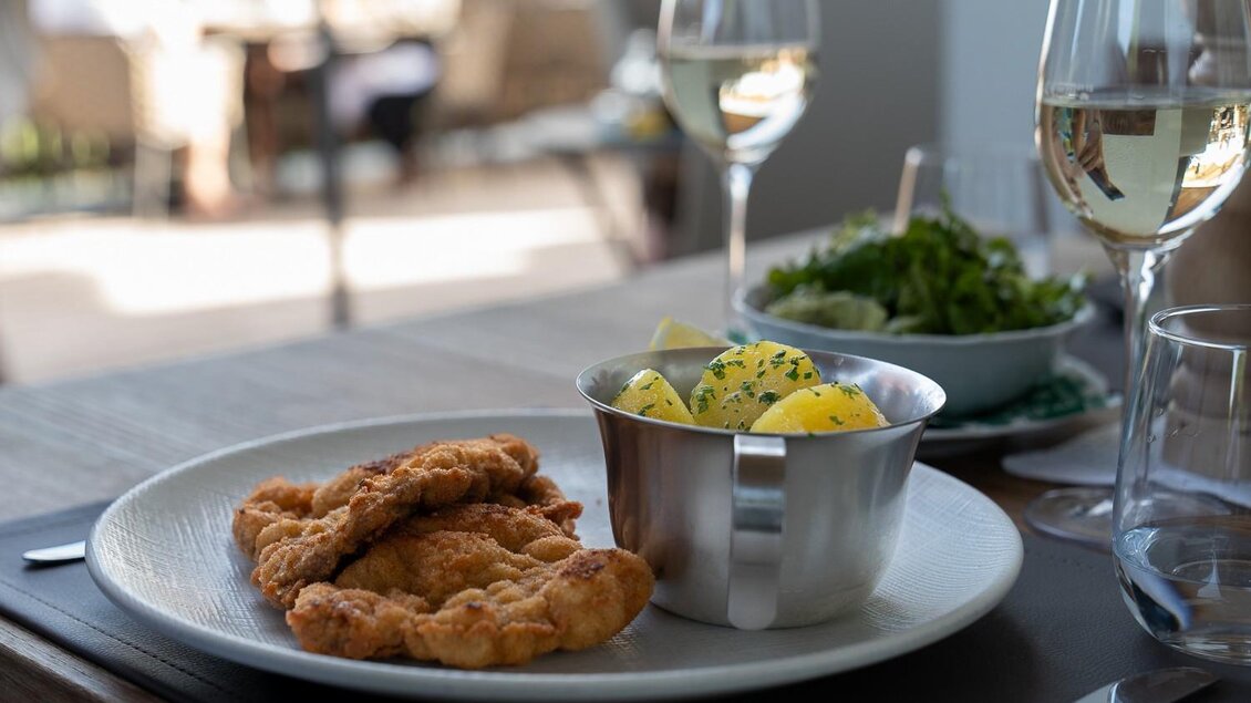 Panierte Schnitzel mit Erdäpfelsalat und grünem Salat beim Wirtshaus Kreuzwirt in Thal. | © MatthiasSchweyer