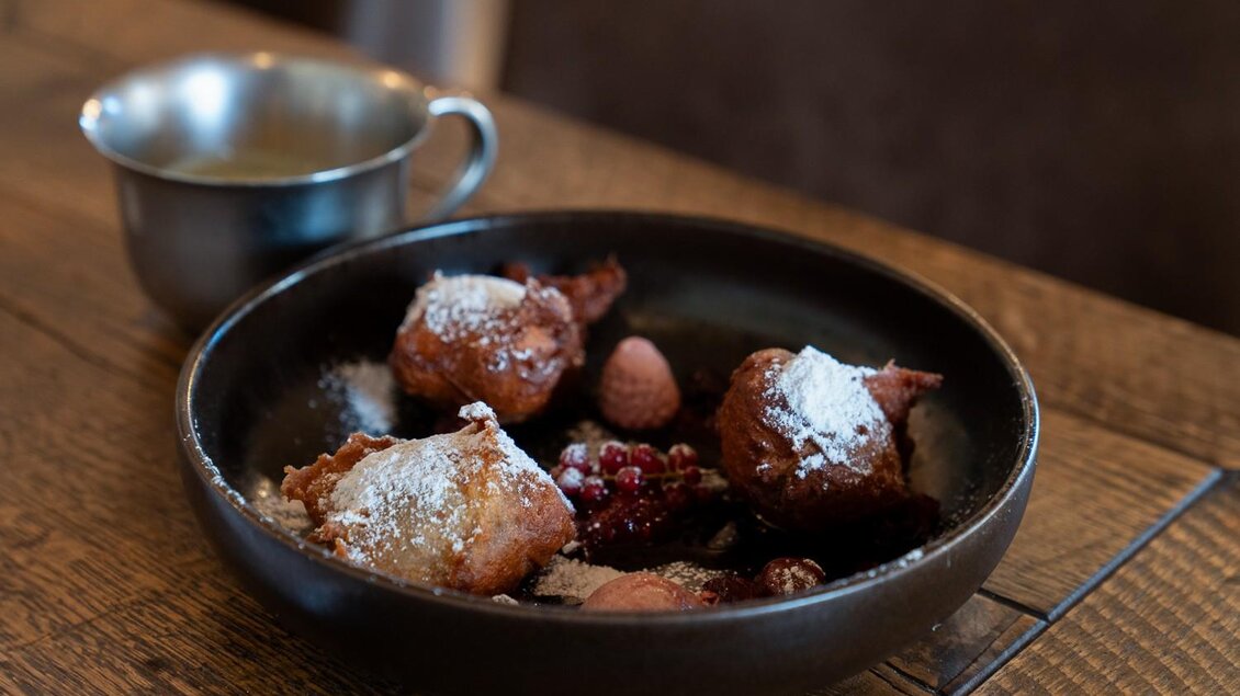 Frittierte Krapfen mit Staubzucker, Beeren und Apfelmus im Wirtshaus Kreuzwirt in Thal. | © MatthiasSchweyer