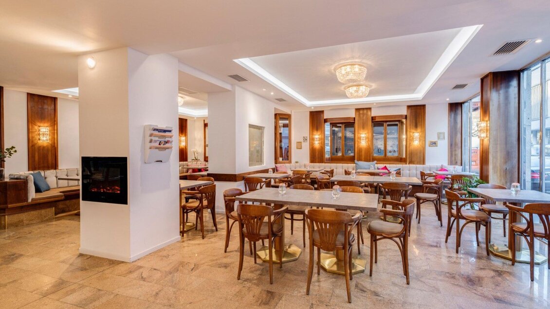 Ein elegantes Restaurant mit gemütlichen Tischen und Stühlen. Die Atmosphäre ist modern und einladend. | © Harald Tauderer und Michaela Begsteiger