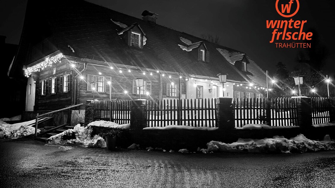 Ein charmantes, beleuchtetes Haus im Winter, umgeben von Schnee. Die Atmosphäre ist ruhig und einladend, perfekt für die kalte Jahreszeit. | © kulturfrische