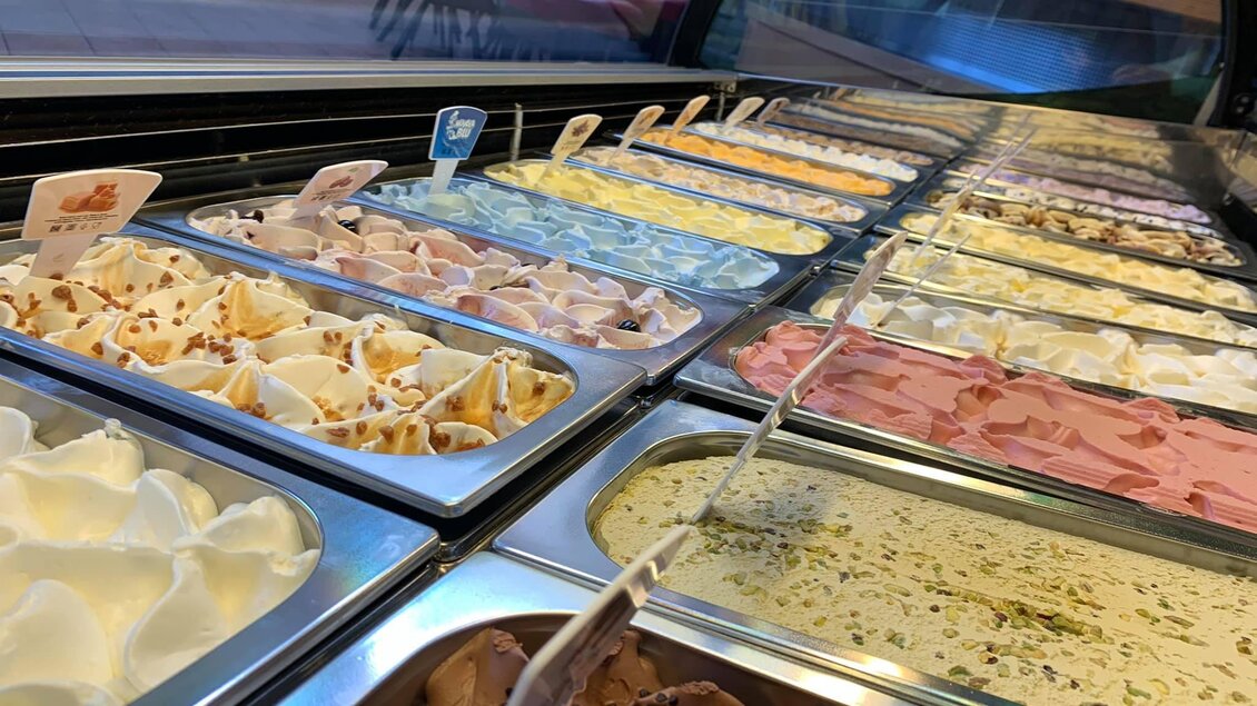 Eine Auswahl an verschiedenen Eissorten in einer Eisdiele. Die bunten Eisbehälter sind ordentlich in einer Vitrine angeordnet. | © Thermen- und Vulkanland