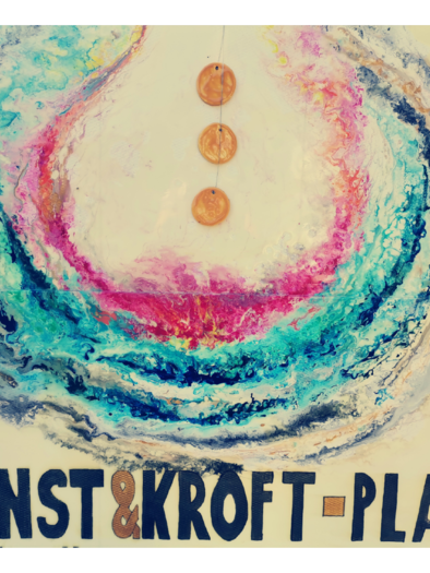 An artistic mural with vibrant colors in blue, pink, and white. Below it is the inscription "KUNST & KRAFT-PLATZL". | © Kunst &amp; Kroft-Platzl