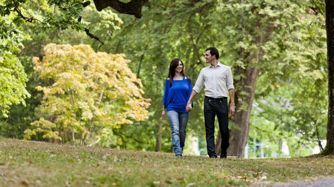 Spazieren im Park | ©  Thermen- & Vulkanland