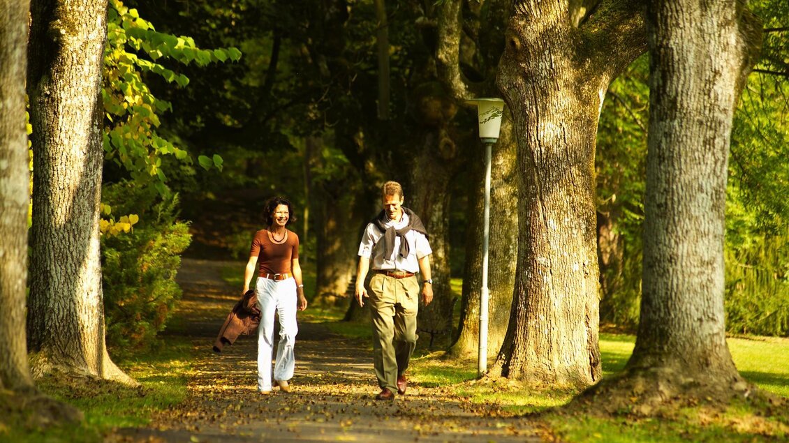 Spaziergang im Park | ©  Thermen- & Vulkanland