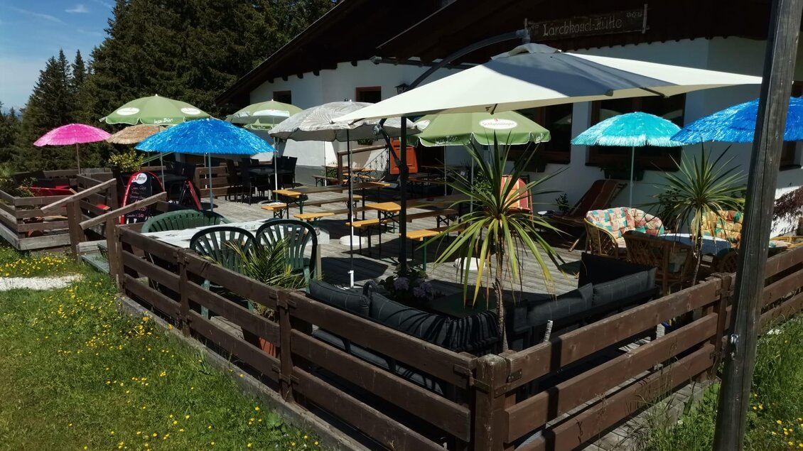 Verschiedenste Sitzmöglichkeiten | © Lärchkogelhütte