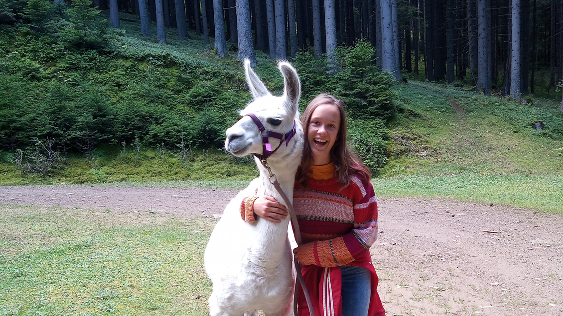 Mädchen mit Lama | © LamaTouren-Gigleitner