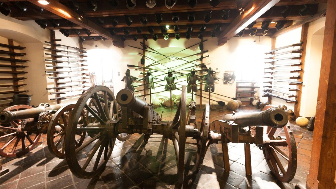 Ein historisches Museum mit antiken Kanonen und Waffen an den Wänden. Die Atmosphäre ist nostalgisch und beeindruckend. | © Graz Tourismus - Harry Schiffer