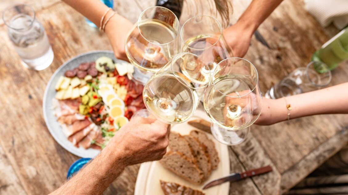 Zu sehen ist eine Jause mit Wein vom Landgut Riegerbauer.  | © Tourismusverband Oststeiermark