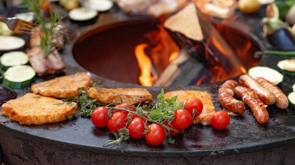 Zu sehen ist Grillgemüse, Grillkäse und Würstel am Grill.  | © Tourismusverband Oststeiermark