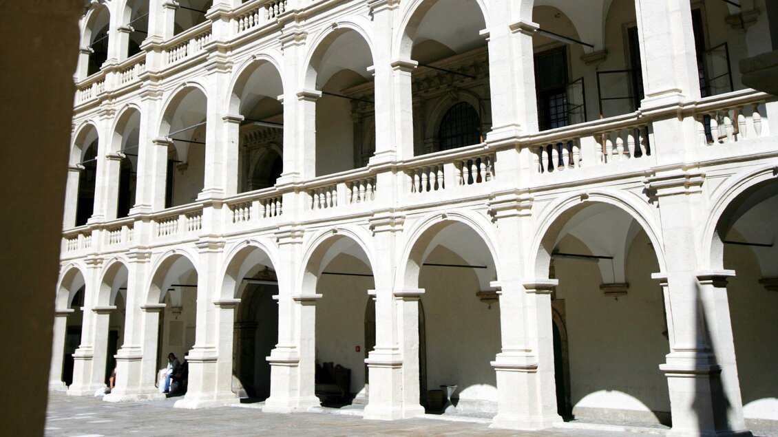 Ein elegantes Gebäude mit Säulen und Bögen. Der Innenhof ist hell und einladend. | © Graz Tourismus - Harry Schiffer