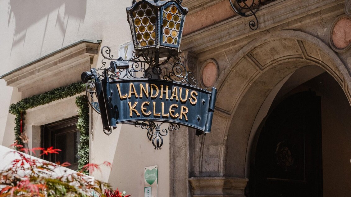 Ein Schild worauf Landhauskeller steht hängt über dem Eingang des Restaurants.  | © Landhauskeller - 5komma5sinne