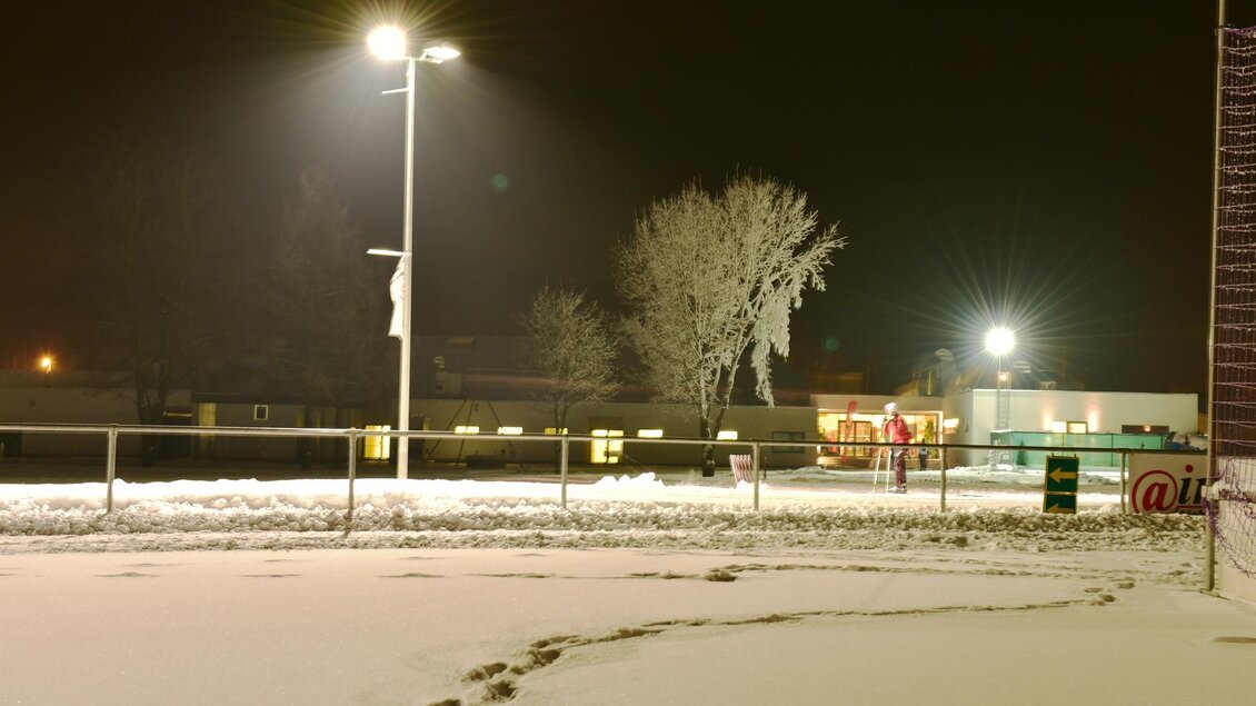 Eine verschneite Landschaft in der Nacht mit flutenden Lichtern. Bäume sind mit Frost bedeckt und die Szene wirkt ruhig und klar. | © Erlebnisregion Murtal