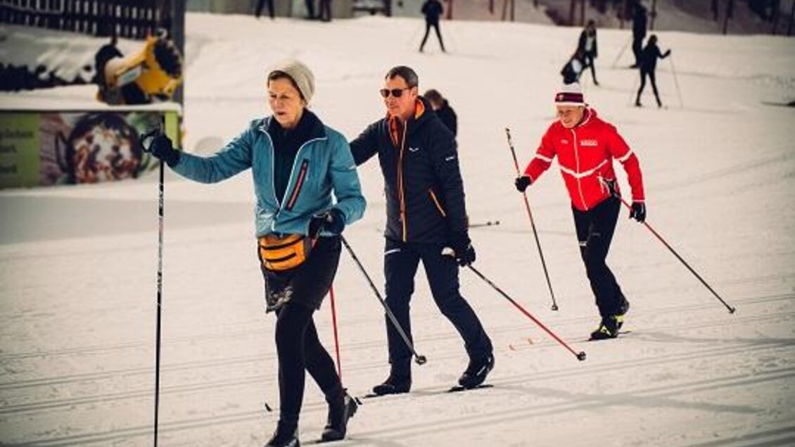 Drei Personen skaten auf Schnee mit Ski-Stöcken. Sie tragen warme Winterkleidung und genießen den Tag im Freien. | © Langlaufschule Ramsau