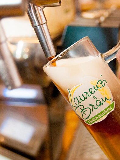 Laurenzi_tapping beer_Eastern Styria | © Laurenzi-Bräu