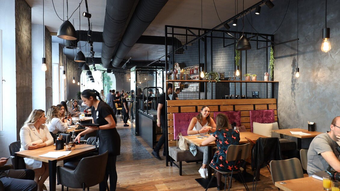 Ein modernes Restaurant mit vielen Gästen und stilvollen Möbeln. Die Atmosphäre ist lebhaft und einladend. | © Le Burger - Robin Consult-Meieregger