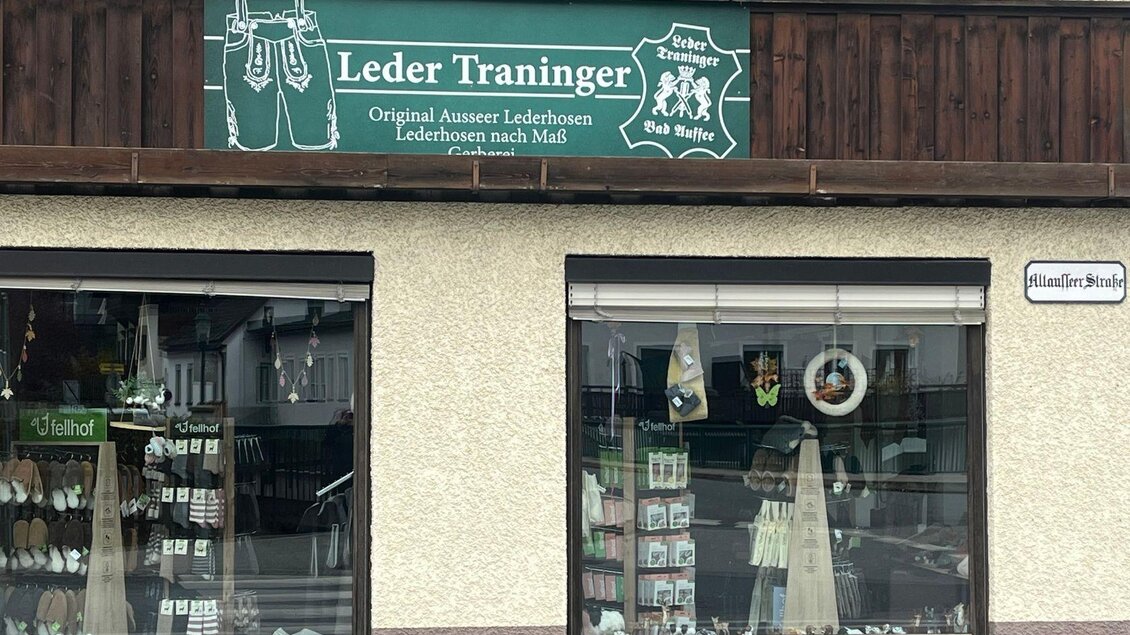 Eine traditionelle bayerische Tracht mit aufwendigen Stickereien und Hosen aus Leder. Die Hosen sind mit einem Gürtel und kleinen Anhängern verziert. | © TVB Ausseerland - Salzkammergut_Nathalie Schröttenhamer