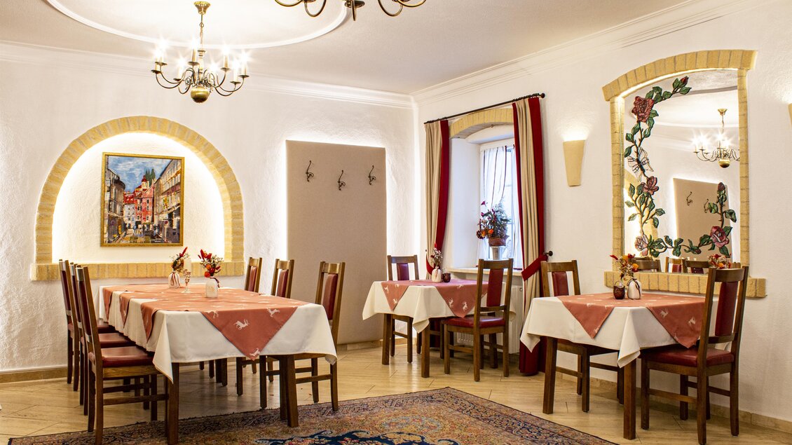 Ein gemütliches Restaurant mit hellen Wänden und eleganten Tischen. Die Dekoration umfasst Bilder und Pflanzen, die eine einladende Atmosphäre schaffen. | © Lendplatzl