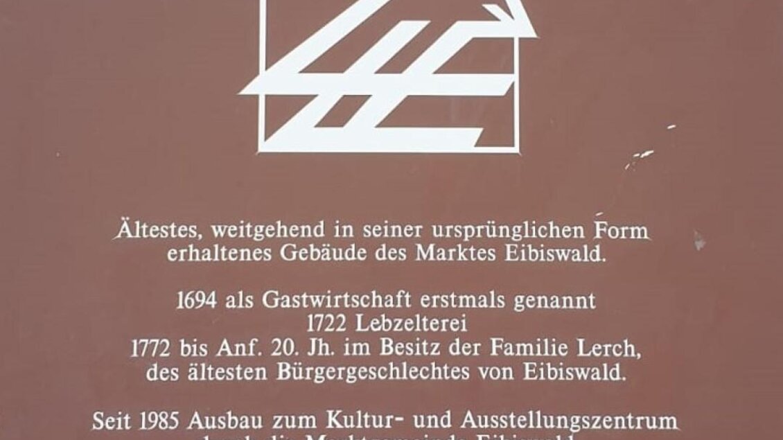 Ein informatives Schild über das Lerchhaus, ein Kulturzentrum in Eibiswald. Es beschreibt die Geschichte des Gebäudes und seine Bedeutung seit 1985. | © Sabrina Prattes