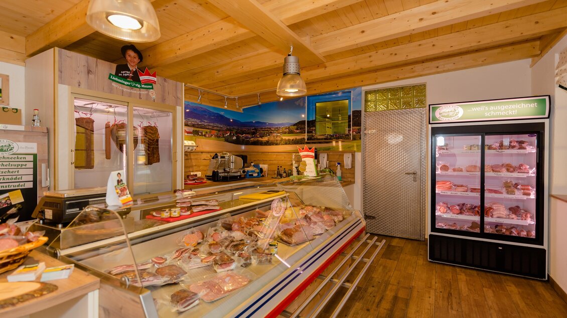 Ein gemütlicher Fleischerladen mit einem Holzinterieur. Die Vitrine zeigt eine Auswahl an frischem Fleisch und Wurstwaren. | © Erlebnisregion Murtal