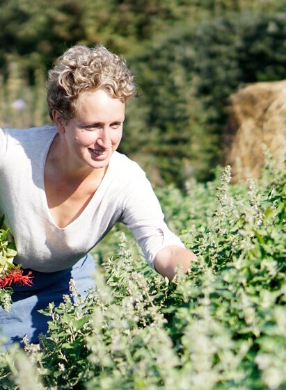 Sabine Lienhart bei der Kräuterernte | © Sabine Lienhart