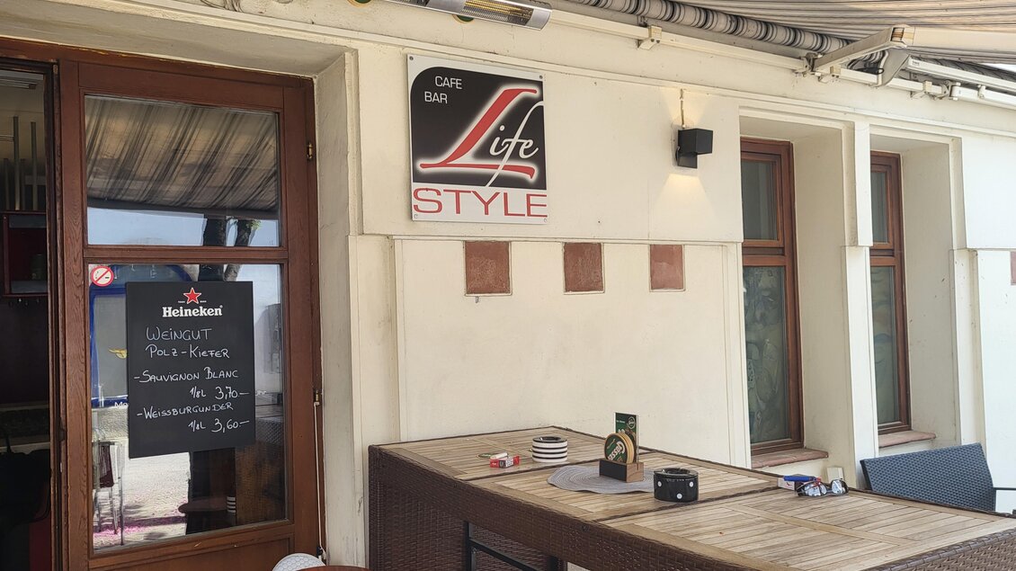 Ein einladendes Café mit dem Namen "Life Style" und einer Außenbar. Die Fassade bietet Platz zum Sitzen und einen Blick auf die Umgebung. | © TV Hochsteiermark