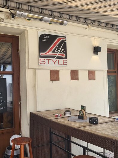 Ein einladendes Café mit dem Namen "Life Style" und einer Außenbar. Die Fassade bietet Platz zum Sitzen und einen Blick auf die Umgebung. | © TV Hochsteiermark