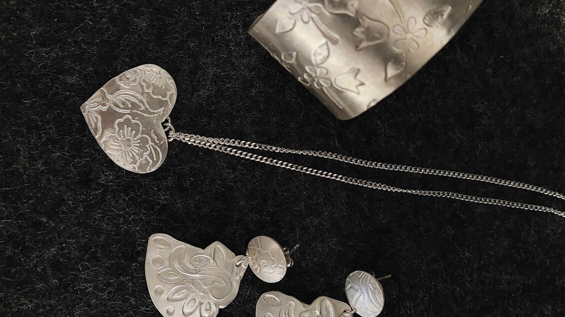 Schmuck aus Silber mit filigranen Mustern. Die Kollektion umfasst eine Halskette, Ohrringe und ein Armband. | © Lisa Wagenhofer