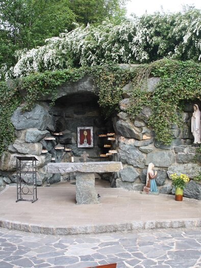 Lourdes Mariengrotte neben der Pfarrkirche | © Gemeinde Unterlamm