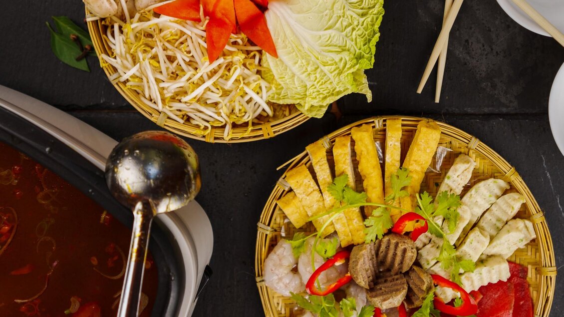  Bambusteller mit Garnelen, Rindfleisch, Tofu, Kräutern, Pak Choi, Pilzen und Chili für Hotpot. | © Má Kitchen