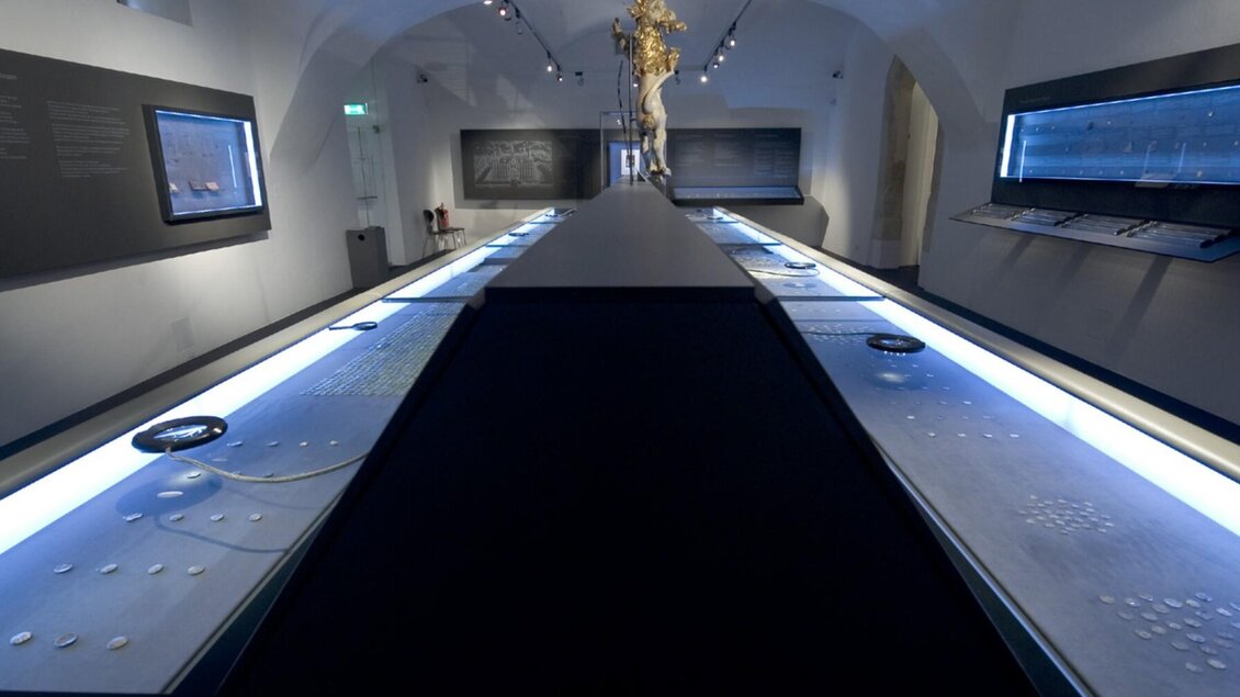 Blick in das Münzkabinett im Schloss Eggenberg mit beleuchteten Münzvitrinen | © UMJ-Nicolas Lackner