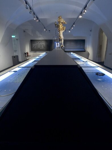 Blick in das Münzkabinett im Schloss Eggenberg mit beleuchteten Münzvitrinen | © UMJ-Nicolas Lackner