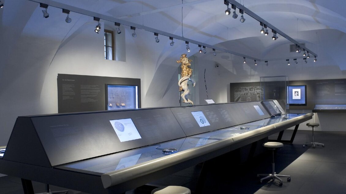 Ausstellungsraum des Münzkabinetts im Schloss Eggenberg Graz mit Münzen und Informationstafeln | © UMJ-Nicolas Lackner