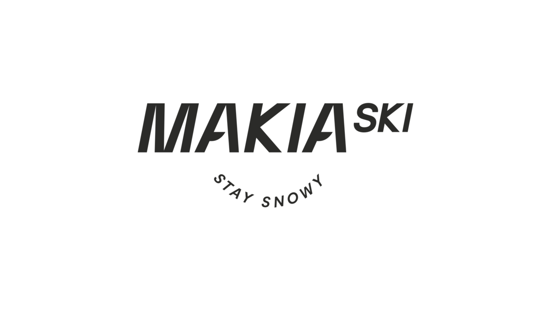 Ein minimalistisches Logo mit dem Schriftzug "MAKIA SKI". Darunter steht der Slogan "STAY SNOWY". | © Makia.Ski