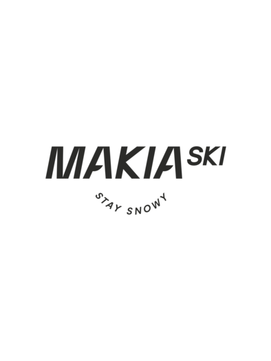 Ein minimalistisches Logo mit dem Schriftzug "MAKIA SKI". Darunter steht der Slogan "STAY SNOWY". | © Makia.Ski
