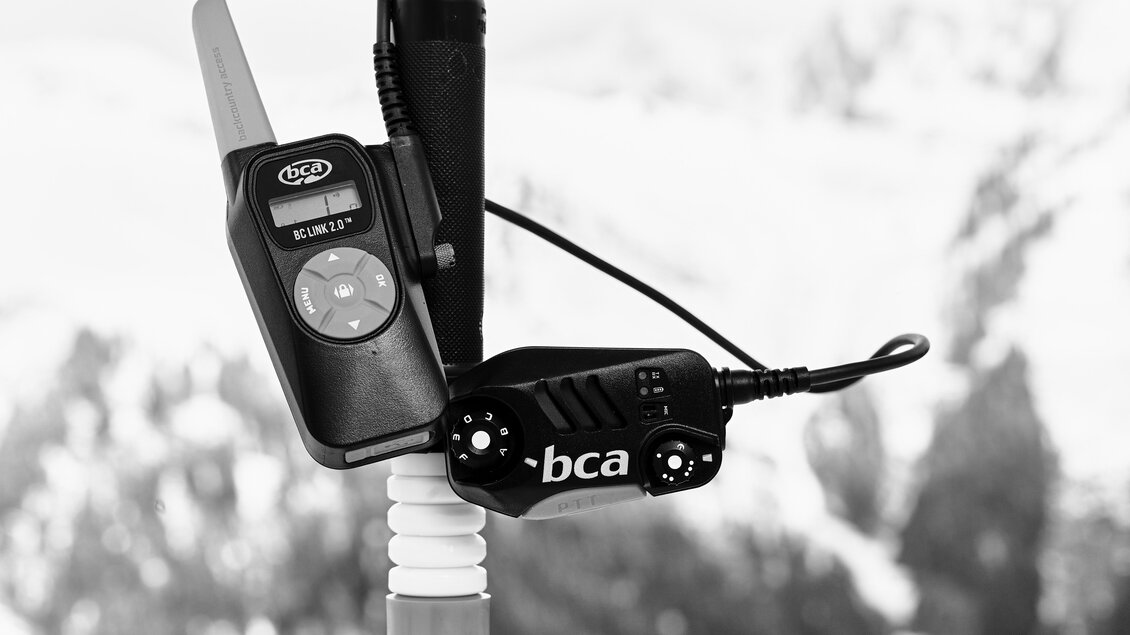 Ein Schneesicherheitsgerät mit zwei Komponenten ist an einem Skistock befestigt. Die Ausrüstung ist für den Bergsport konzipiert und bietet Sicherheit beim Skifahren im Schnee. | © Armin Walcher