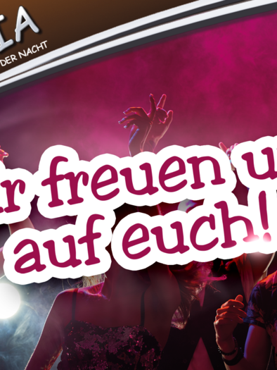 Eine lebendige Partyszene mit fröhlichen Menschen, die tanzen und gemeinsam Spaß haben. Über den Bildern steht der Text: "Wir freuen uns auf euch!" | © Mamamia