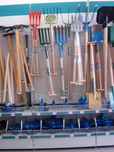 Eine Wand mit verschiedenen Gartengeräten wie Schaufeln, Spaten und Rechen. Die Werkzeuge sind aufgereiht und gut organisiert. | © Mandl Let´s do it