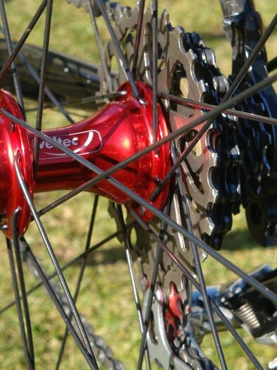 Ein Mann hält ein modernes Fahrrad und zeigt auf die Kamera. Das Fahrrad hat auffällige gelbe Reifen und eine markante Farbgebung. | © Pixabay