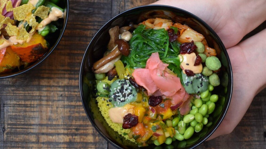 Eine bunte Schüssel mit frischem Gemüse, Quinoa und einer Auswahl an Saucen. Die Zutaten sind bunt und ansprechend angerichtet. | © Mangolds