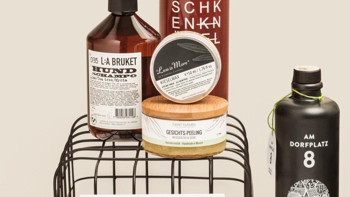 Eine Anordnung von Pflegeprodukten auf einem Metallregal. Die Flaschen und Tiegel enthalten Shampoo, Gesichtspeeling und andere Schönheitsartikel. | © Mangolds - Lumikki Photography, Johanna Bauer