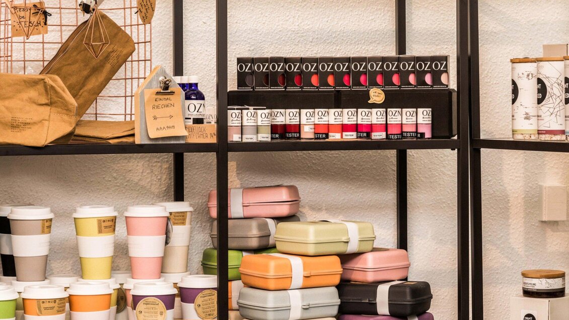 Ein gut sortiertes Regal mit verschiedenen Produkten. Farbig gestaltete Behälter, Tassen und Schönheitsartikel sind schön angeordnet. | © Mangolds - Lumikki Photography, Johanna Bauer
