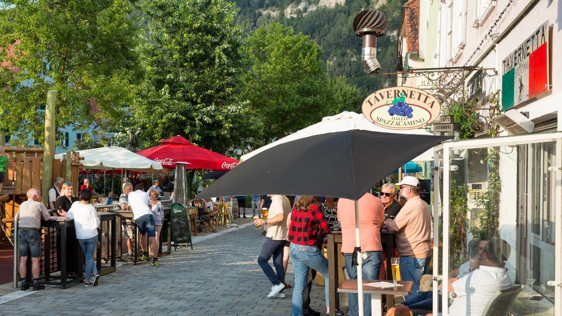 Gäste genießen bei Sonnenschein Getränke vor dem Restaurant Tavernetta Dallo Spazzacamino in Frohnleiten. | © TV Region Graz - René Vidalli