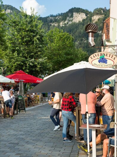 Gäste genießen bei Sonnenschein Getränke vor dem Restaurant Tavernetta Dallo Spazzacamino in Frohnleiten. | © TV Region Graz - René Vidalli