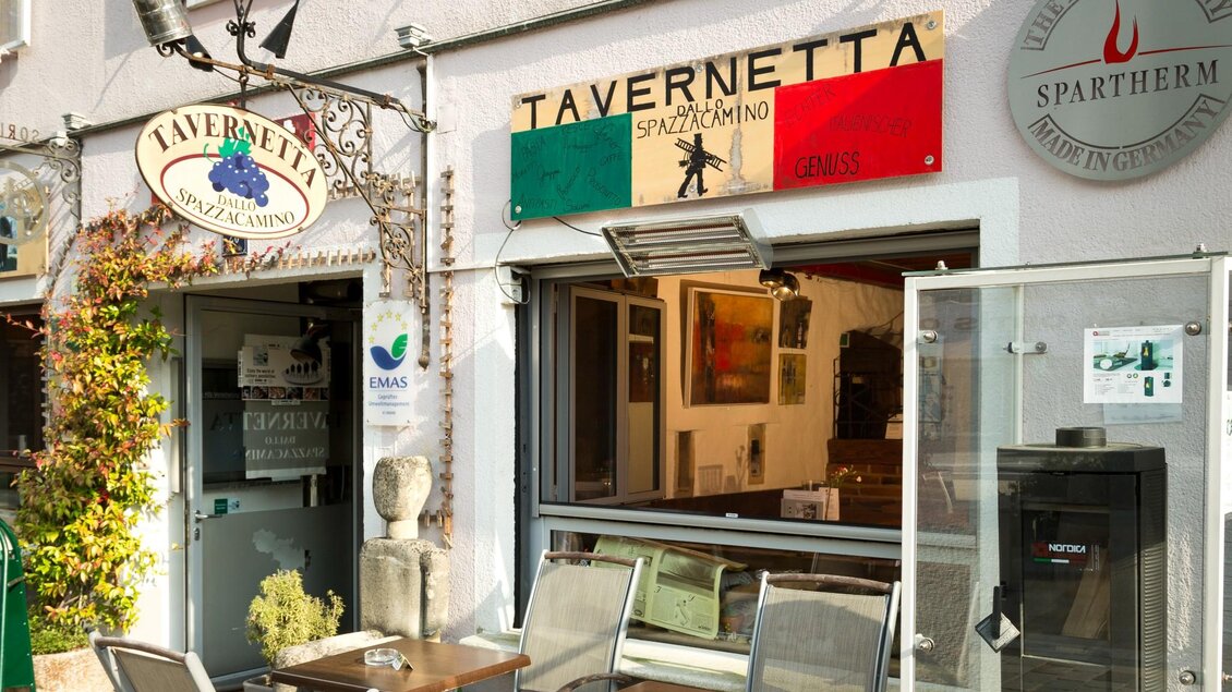 Außenansicht des Restaurants Tavernetta Dallo Spazzacamino mit Sitzplätzen in Frohnleiten. | © TV Region Graz - René Vidalli